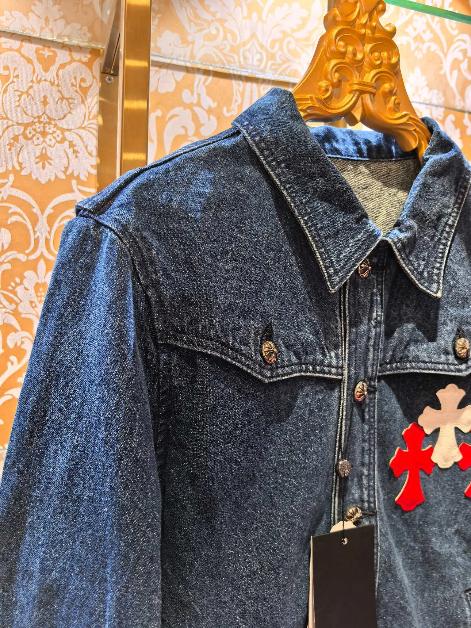 P480 Chrome Hearts advanced custom model, Chrome Hearts patchwork leather denim jacket, twill denim custom fabric, cross patchwork leather is all imitation lambskin, all dyed to completely restore no color difference, the inner leather label is first-layer calfskin, all hardware is 925 silver plated, it is the highest version, you get what you pay for, the same size for men and women, size S M L XL.